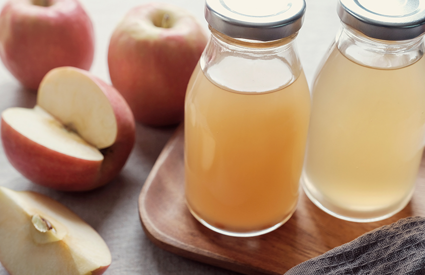 Apple cider vinegar and apples