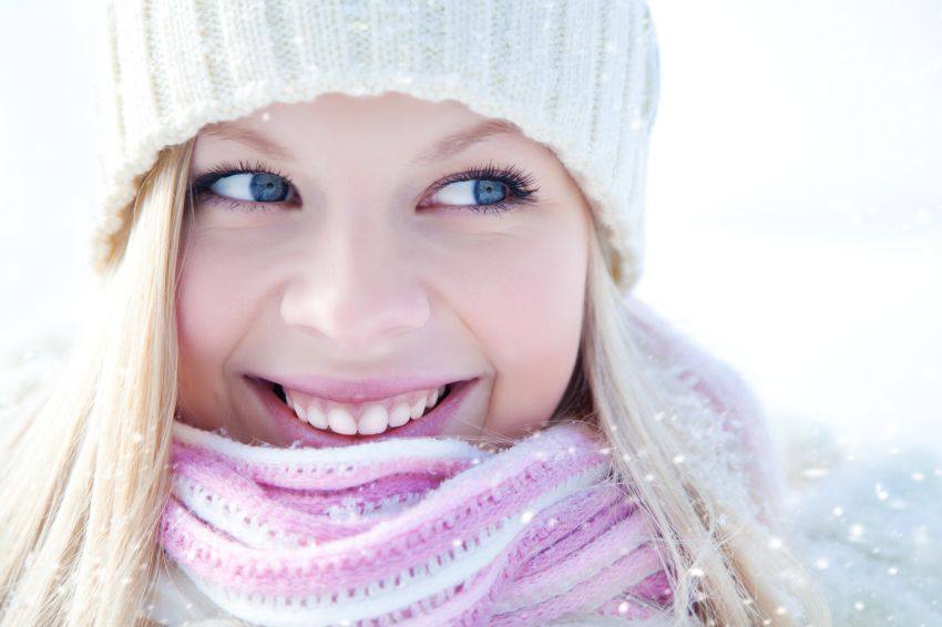 A woman dressed with a scarf and a bonnet for winter